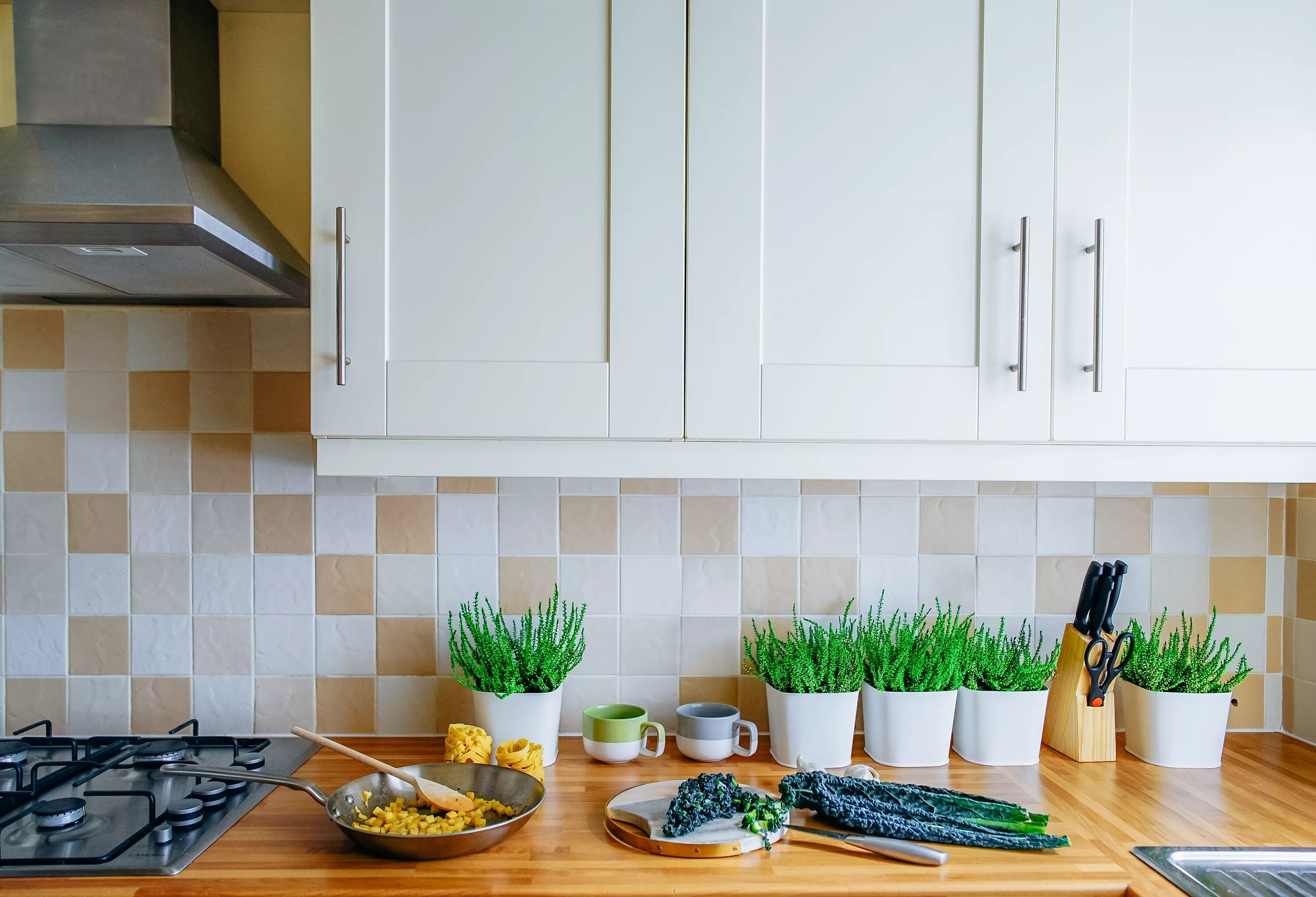 Красим плитку на кухне. Плитка для кухни. Чем покрасить фартук на кухне. Кухня с цветным фартуком. Покраска фартука на кухне.