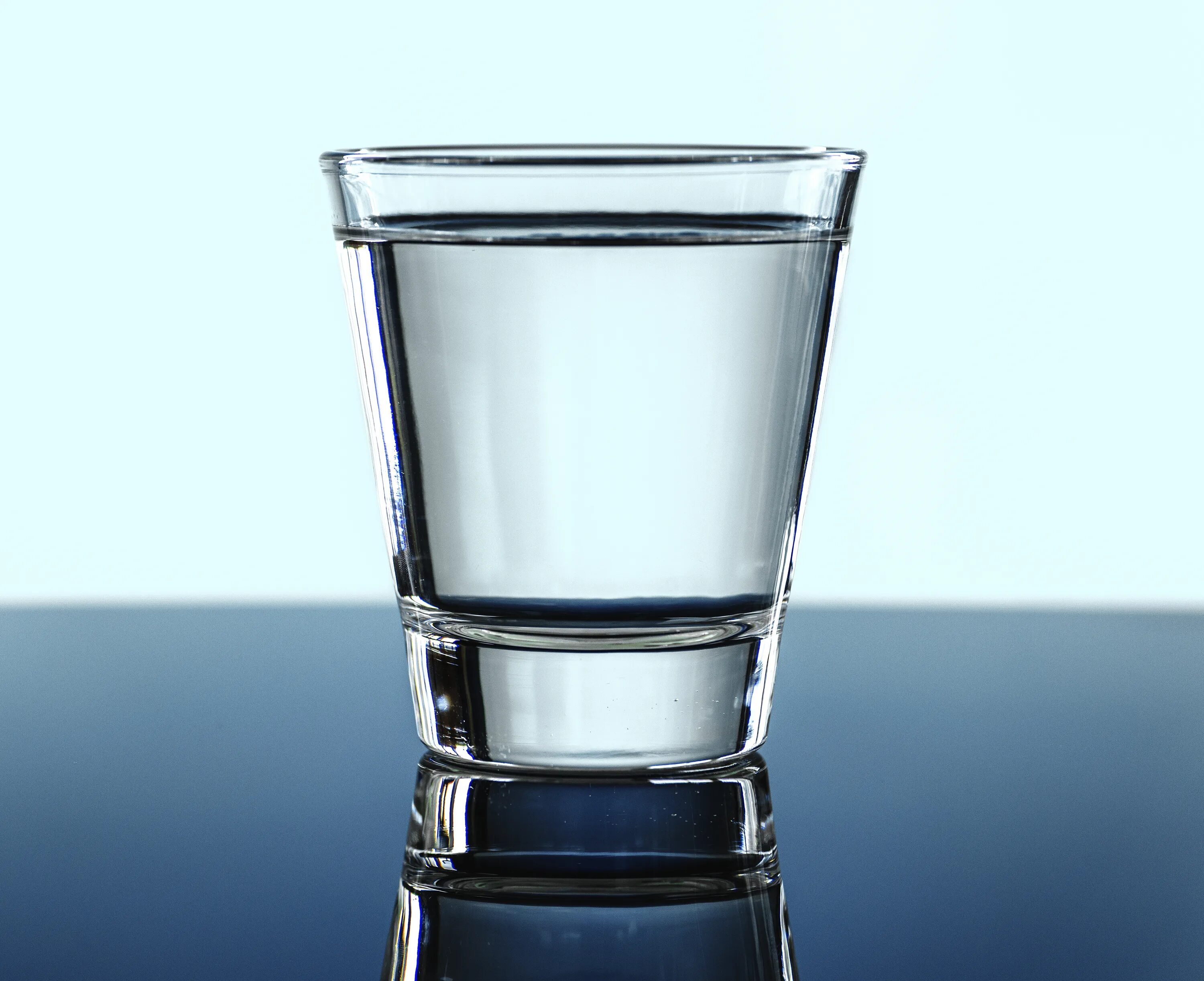 Стакан воды. Прозрачная жидкость. Прозрачная вода в стакане. Бокалы для воды.