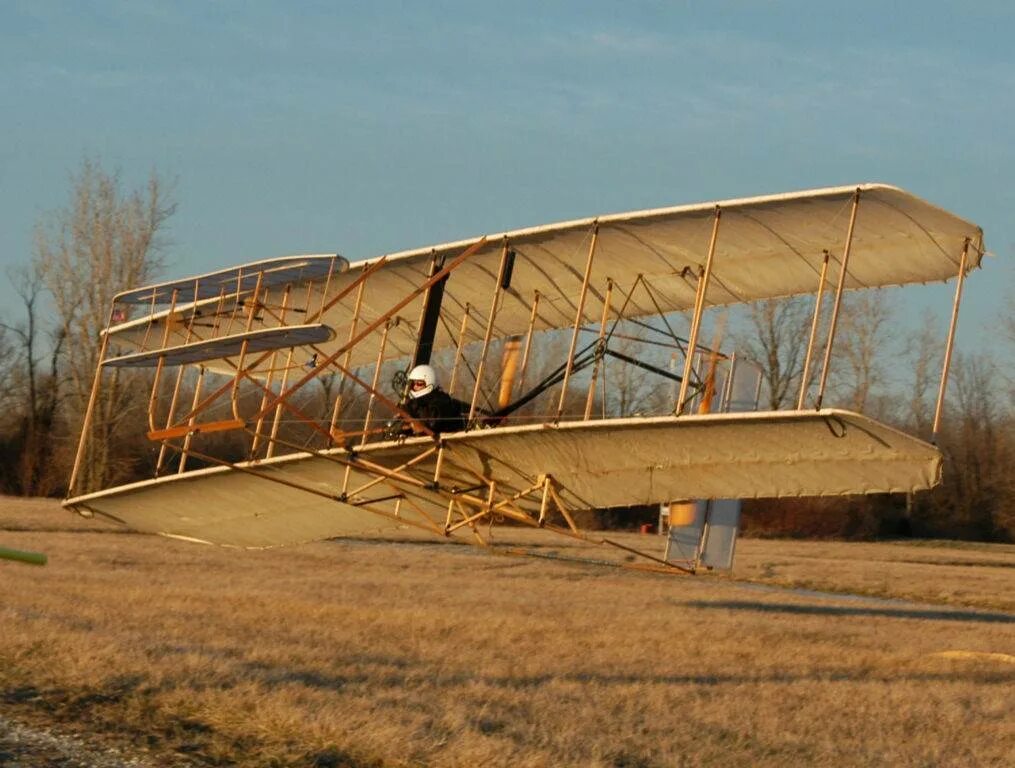 Первый самолет видео. Флайер 1 братьев Райт. Самолет флайер братьев Райт. Первый Аэроплан братьев Райт. Первый самолет братьев Райт 1903.