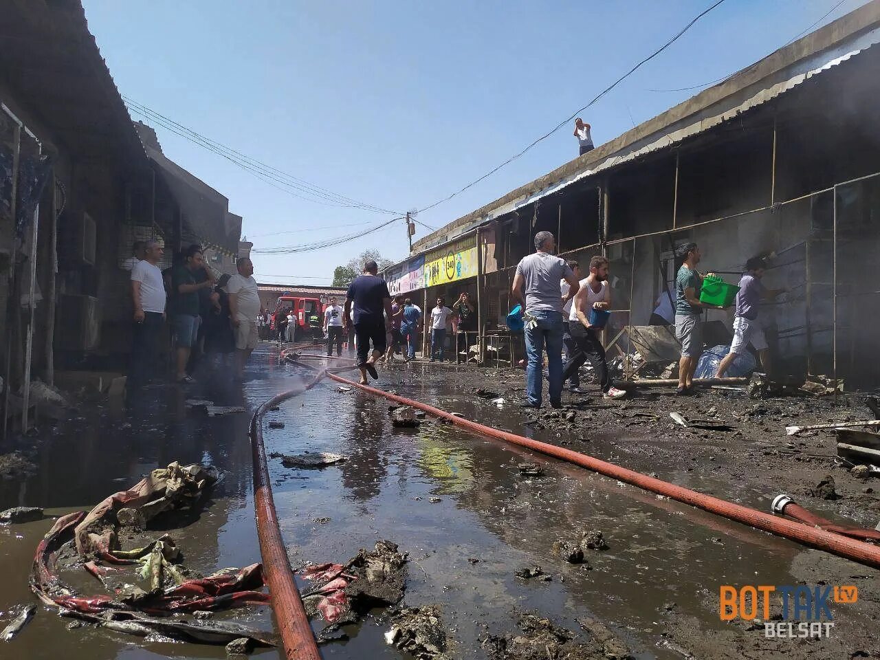 Взрыв пиротехники в Ереване. Люди на рынке. ТЦ Сурмалу Ереван.