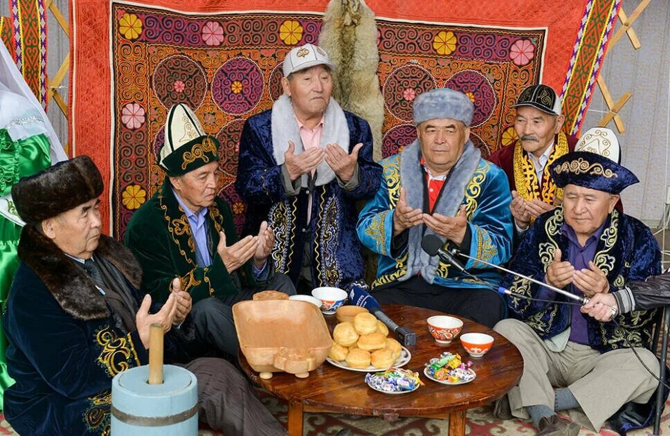 Старший у казахов. Казахские роды средний жуза. Старший у казахов. Старший у казахов. Казахская семья в национальных костюмах.