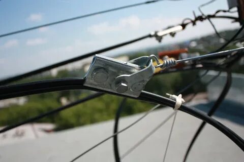 Крепление кабеля к тросу