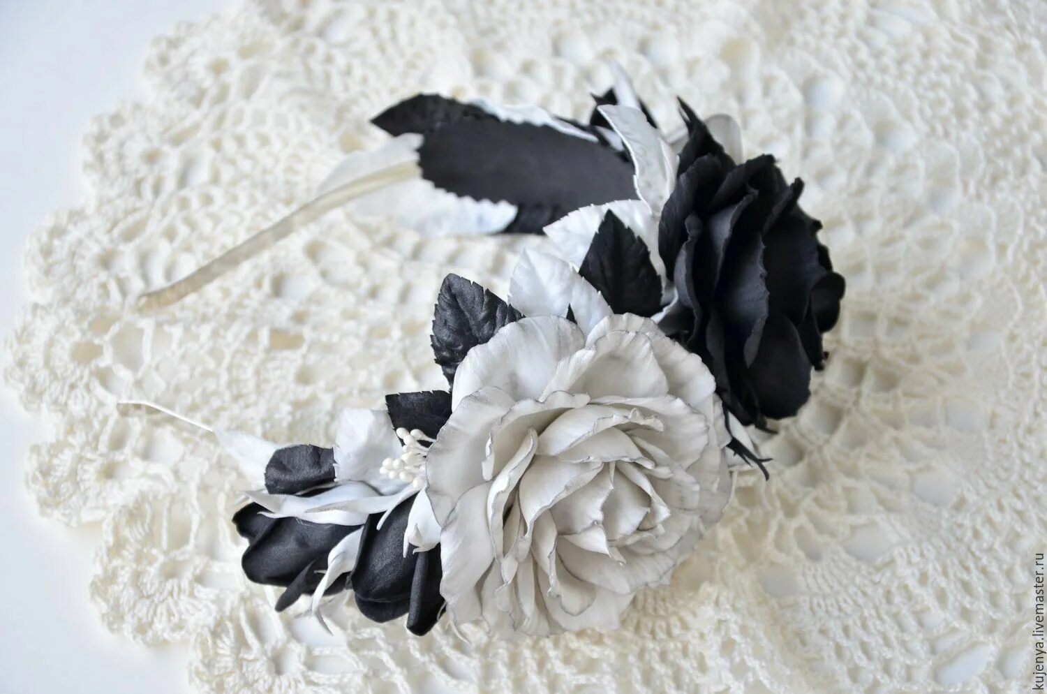 Черно белый ободок. Черная брошь из фоамирана. Черные цветы из фоамирана. Черно белая брошь из фоамирана.