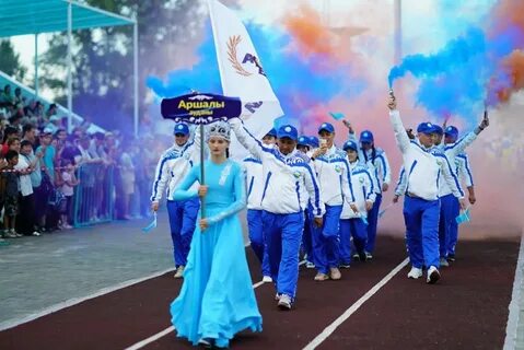 Qora yigit qizning ichiga kiradi (porno)