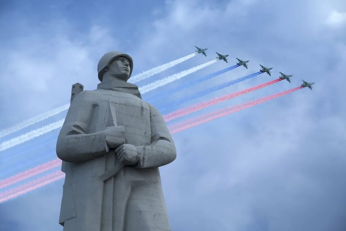 Памятник алеше в мурманске. Мурманск город герой. Мурманск город герой памятники. Мурманск город герой памятники. Мурманск город герой 6 мая.