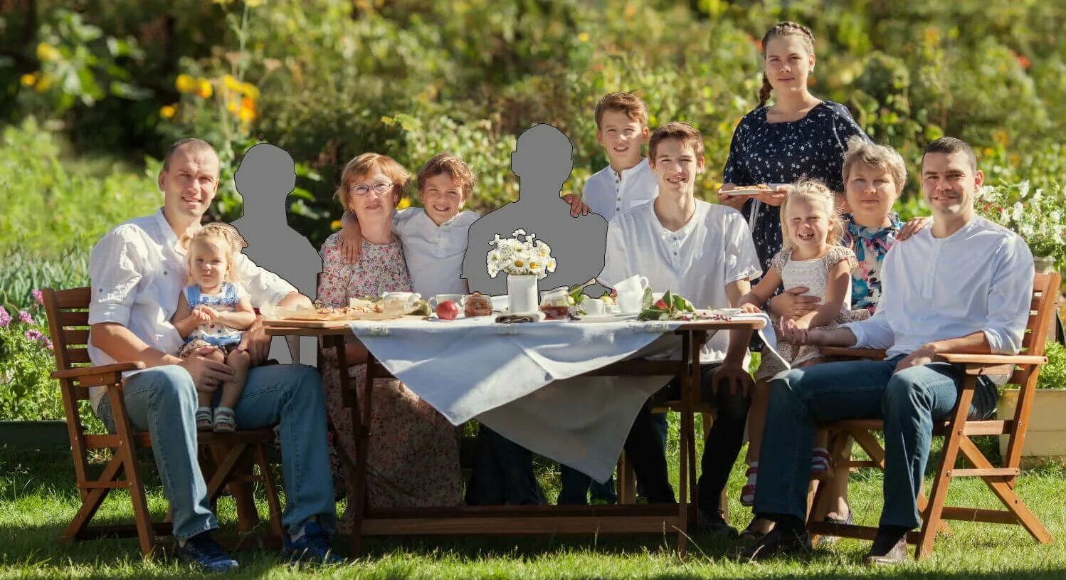 Замечательные родственники. Большая дружная семья за столом. Большая счастливая семья. Большая семья за столом. Семья несколько поколений.