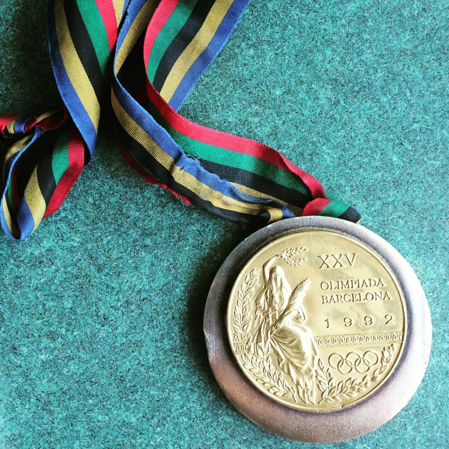 Olympic gold medal. Олимпийские чемпионы с медалями. Олимпийская медаль 1992. Медали олимпиады 1992.