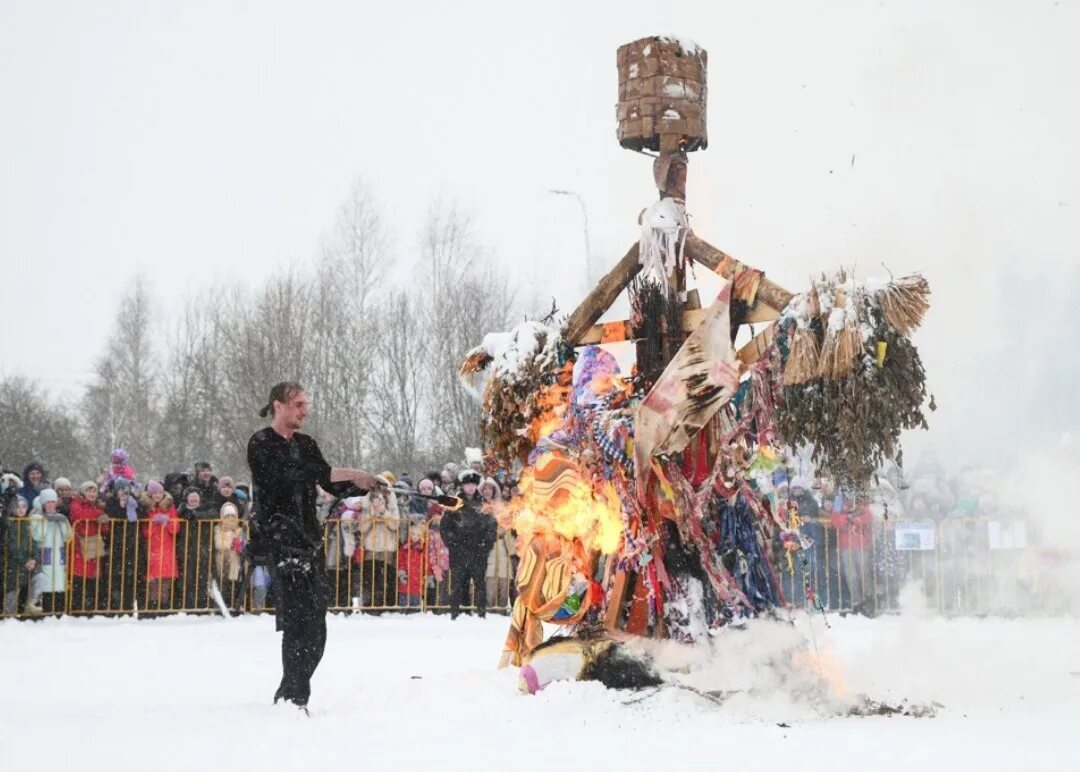 Народные гуляния в поселке. Масленица в доме культуры. Масленица череповец фото. Масленица в дк. Масленица в свияжске.