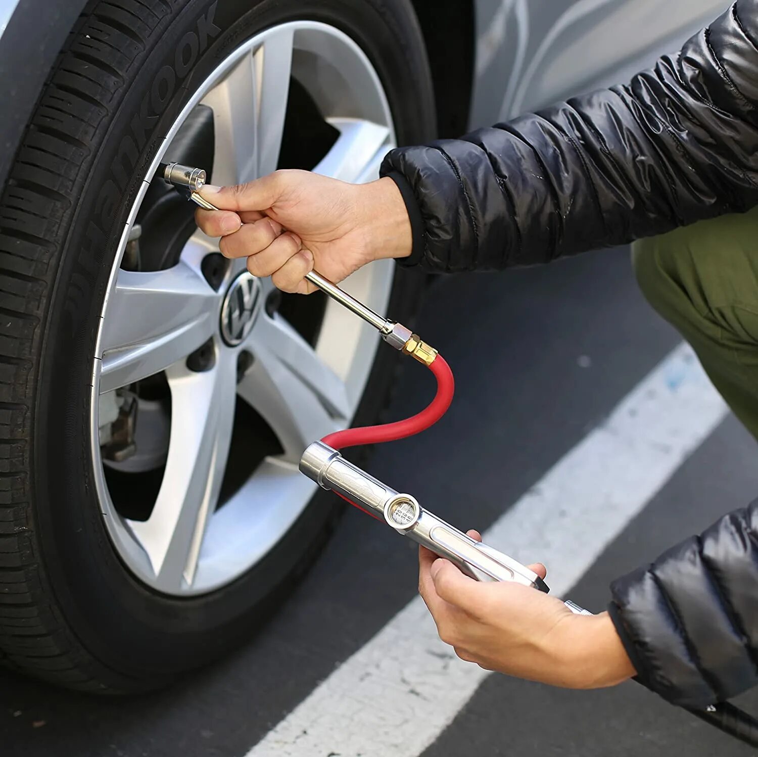 Накачать колесо видео. Детейлинг колесо шланг. Tire Inflator RSUN компрессор. Tire Flexi Pressure Gauge for car/Truck with Spiral Hose. Бустер для накачки шин.