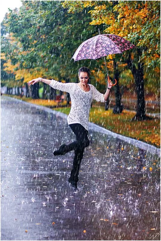 Какая любимая погода. Танцы под дождем. Танцующая под дождем. Под дождем. Радость под дождем.