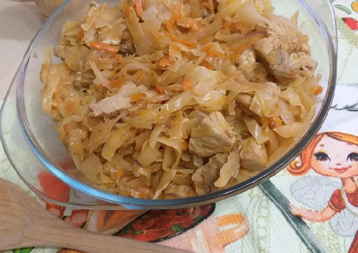 Капуста тушеная с тестом. Тушеная капуста в казане. Тушеная капуста с мясом. Тушёная капуста с мясом в казане. Капуста тушёная с говядиной в казане.