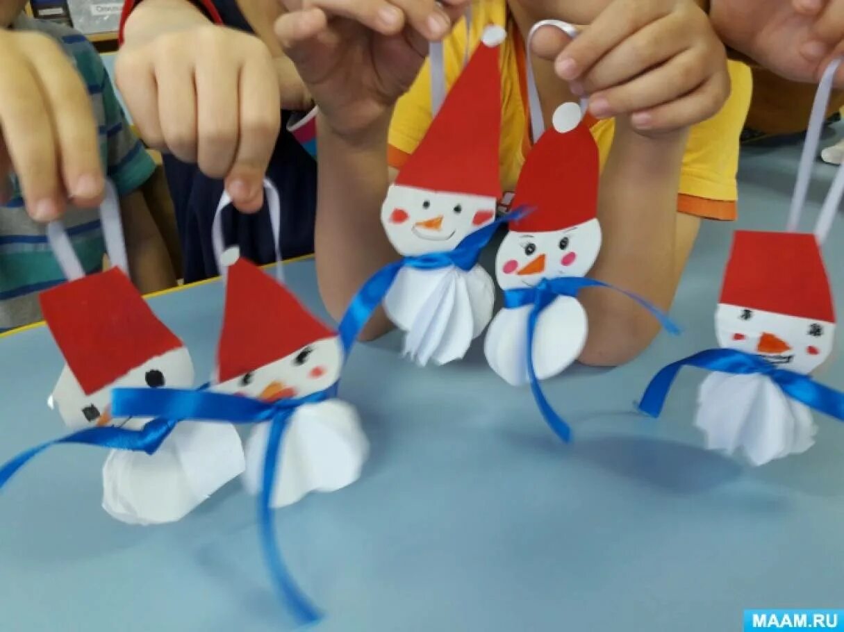 Аппликации "снеговик". Снеговик старшая группа. Конструирование в средней группе веселый снеговичок из бумаги. Конструирование снеговик старшая группа. Снеговики конструирование в детском саду.