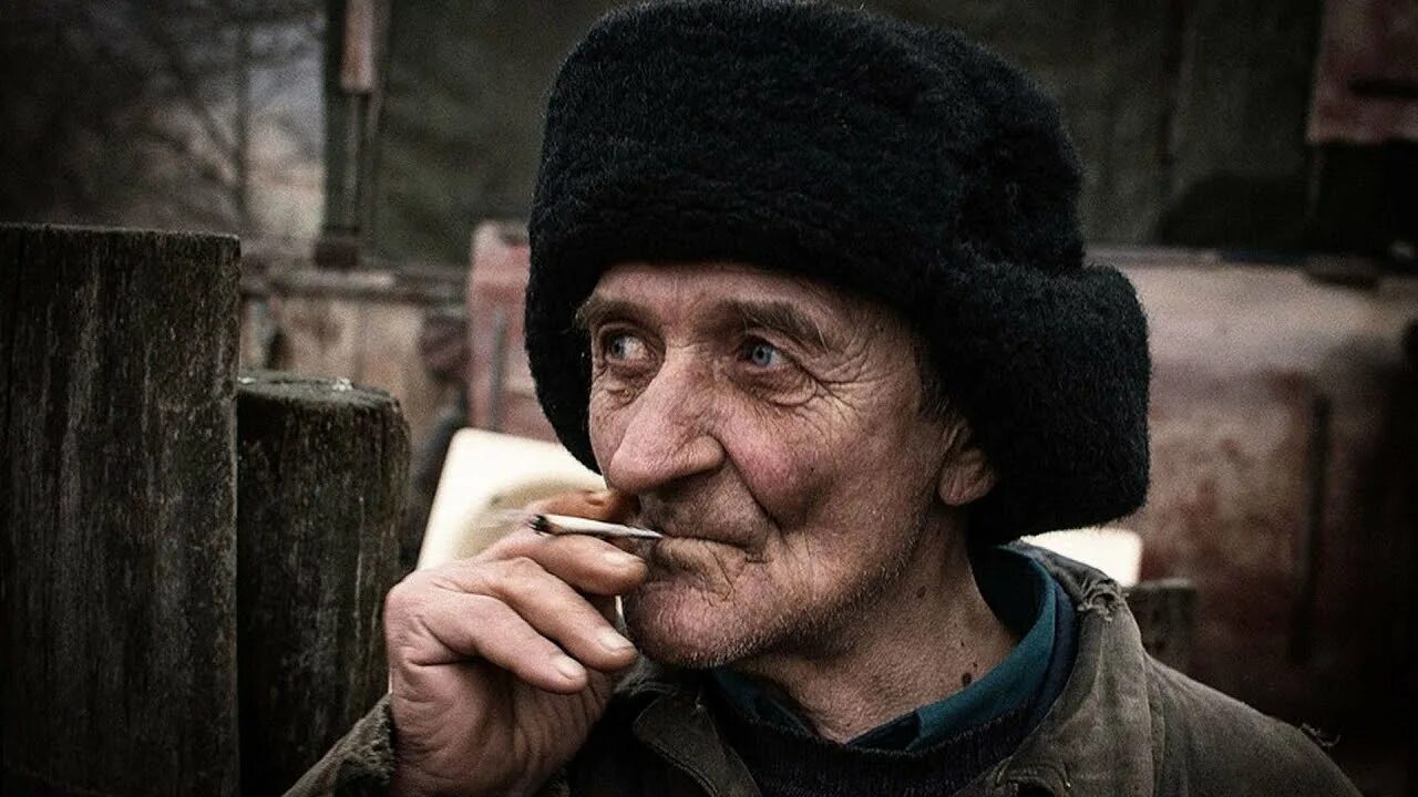 Старики в деревне. Старики в деревне. В деревне остались старики. Старики в деревне. Одинокий старик.