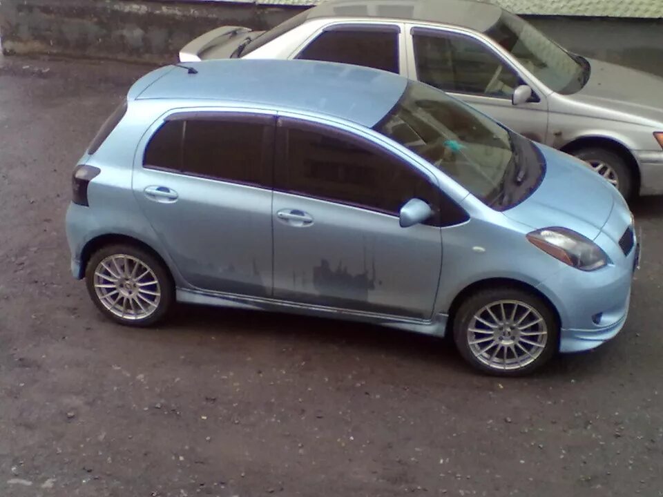 Toyota vitz 90 литье r15. Резина на тойота витц. Vitz 2 r 17. Toyota vitz r16. Литье r16 toyota vitz.