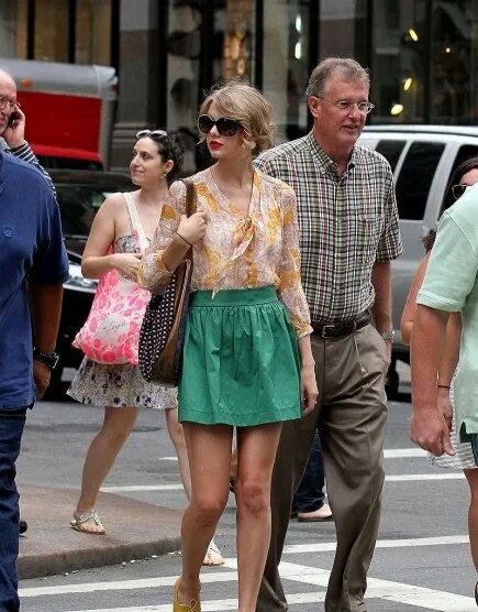 Тейлор Свифт с папой. Отец Тейлор Свифт. Taylor Swift with her father. Что случилось с отцом Тейлор Свифт. Отец тейлор