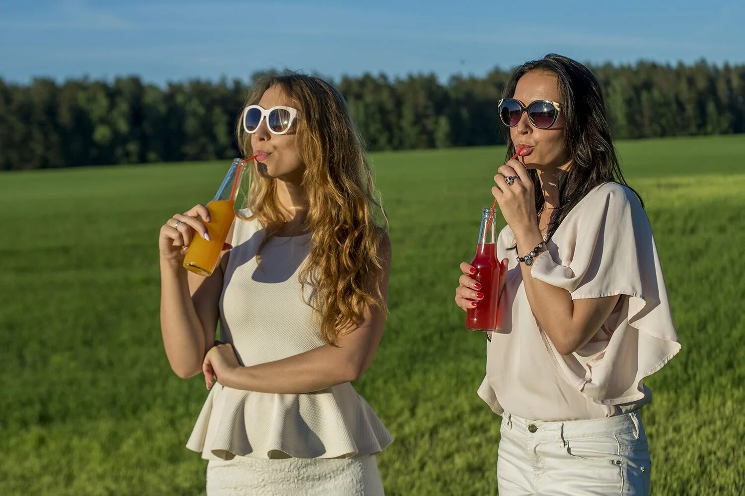 Почему без подруг. Трезвая девушка. Две девочки кудрявые и одна в очках. 2 Непьющие подруги. Почему молодёжь пьёт фото.