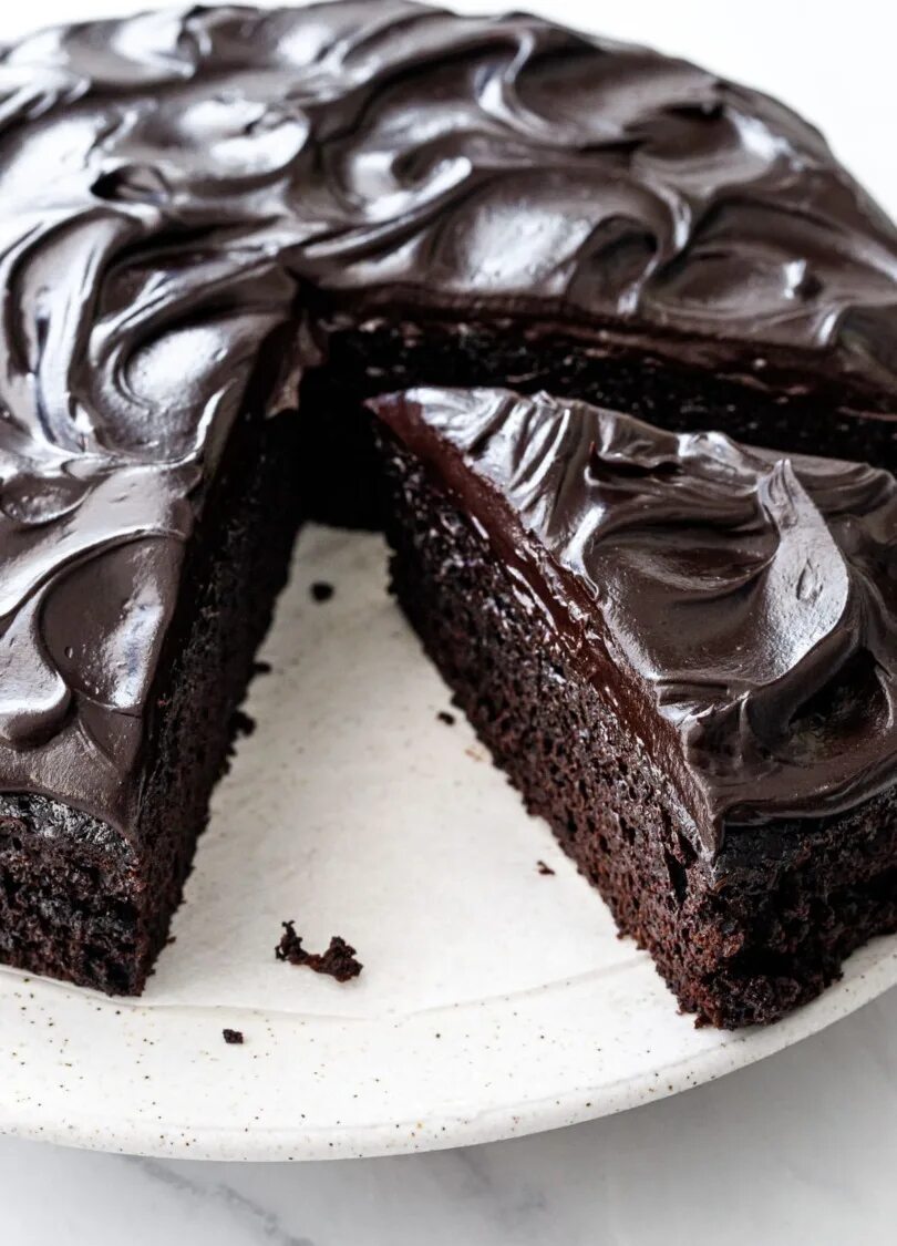 Шоколадный торт. Шоколадный торт с шоколадным кремом и шоколадной глазурью. Торт шоколадный Сметанковый. Шоколадно сметанный торт.