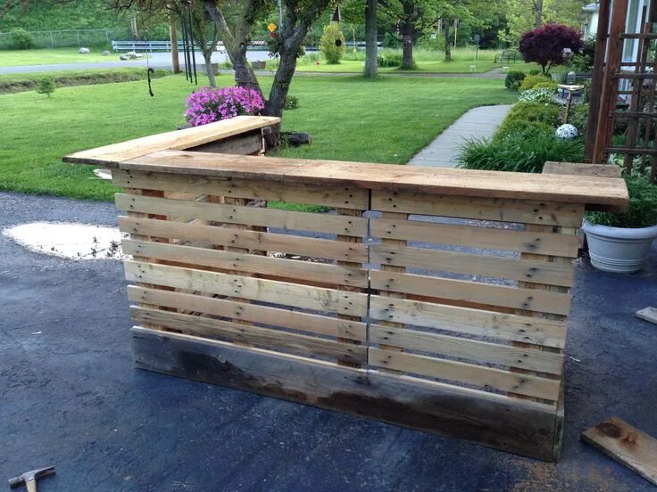 Барбекю из поддонов. Барная стойка pallet bar. скамейка с поддонов. барная стойка из поддонов. уличная мебель из паллет.