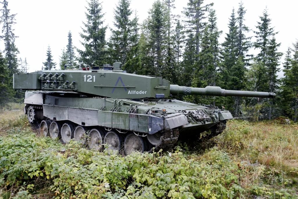 Т леопард 2. Танк леопард 2а4. норвежский танк леопард 2. leopard 2a4 норвегия. леопард 2а4 в финляндии.