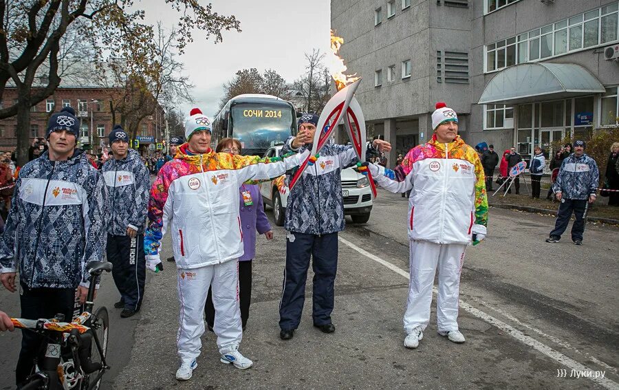 В Великих Луках прошла весенняя легкоатлетическая эстафета - Общество - Великие 