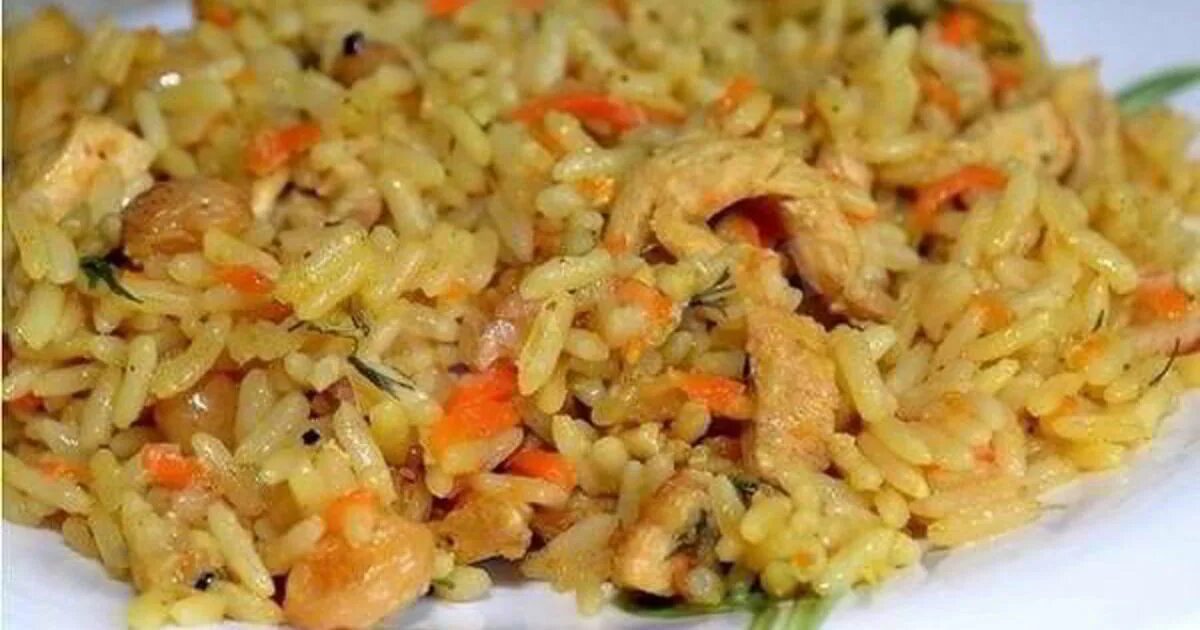 Рецепт приготовления плова в мультиварке с курицей. Плов из курицы в мультиварке. плов с курицей фото. плов с куриной грудкой. плов с томатной пастой в мультиварке.