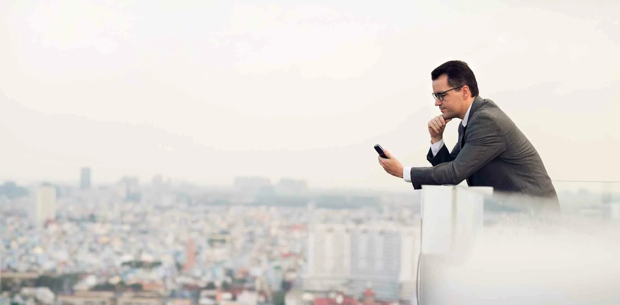 Бизнесмены на фоне завода. Бизнесмен для обложки. Бизнесмен фон. Бизнесмен на фоне небоскреба. Бизнесмен на фоне экрана.