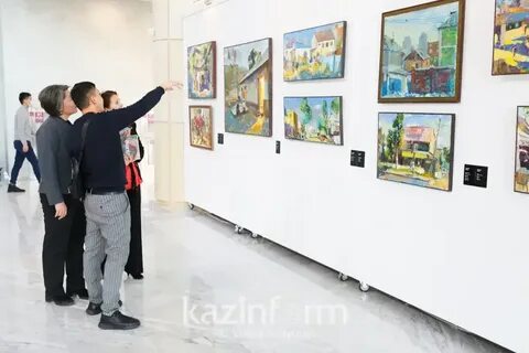 Көліктің капотында әйелді трафиктену фотосы