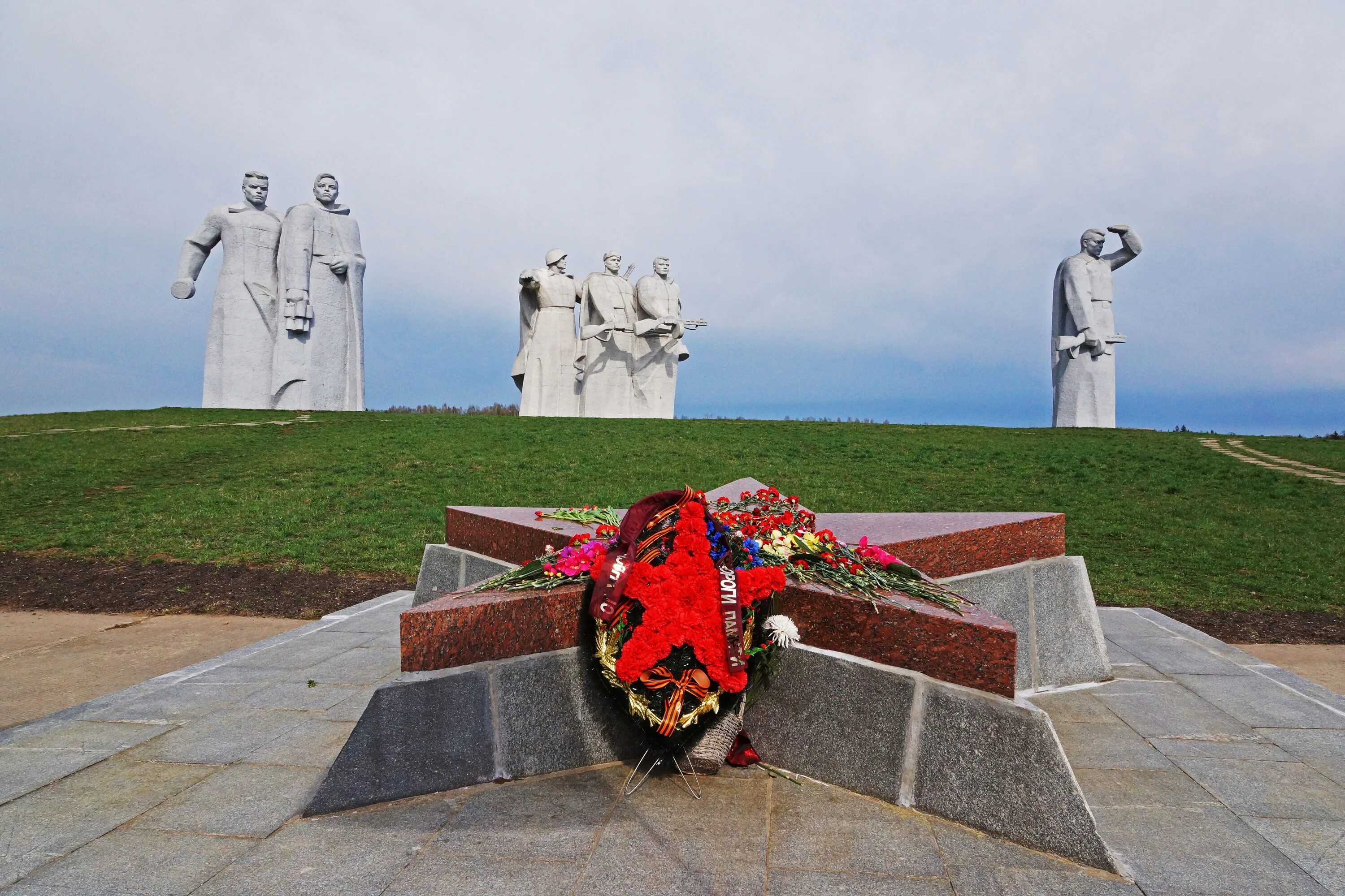 Какой памятник посвящен событиям 1941 года. Мемориал «героям-панфиловцам» в Дубосеково. Мемориальный комплекс в Дубосеково. Подвиг 28 героев-Панфиловцев мемориал. 28 Панфиловцев памятник в Дубосеково.