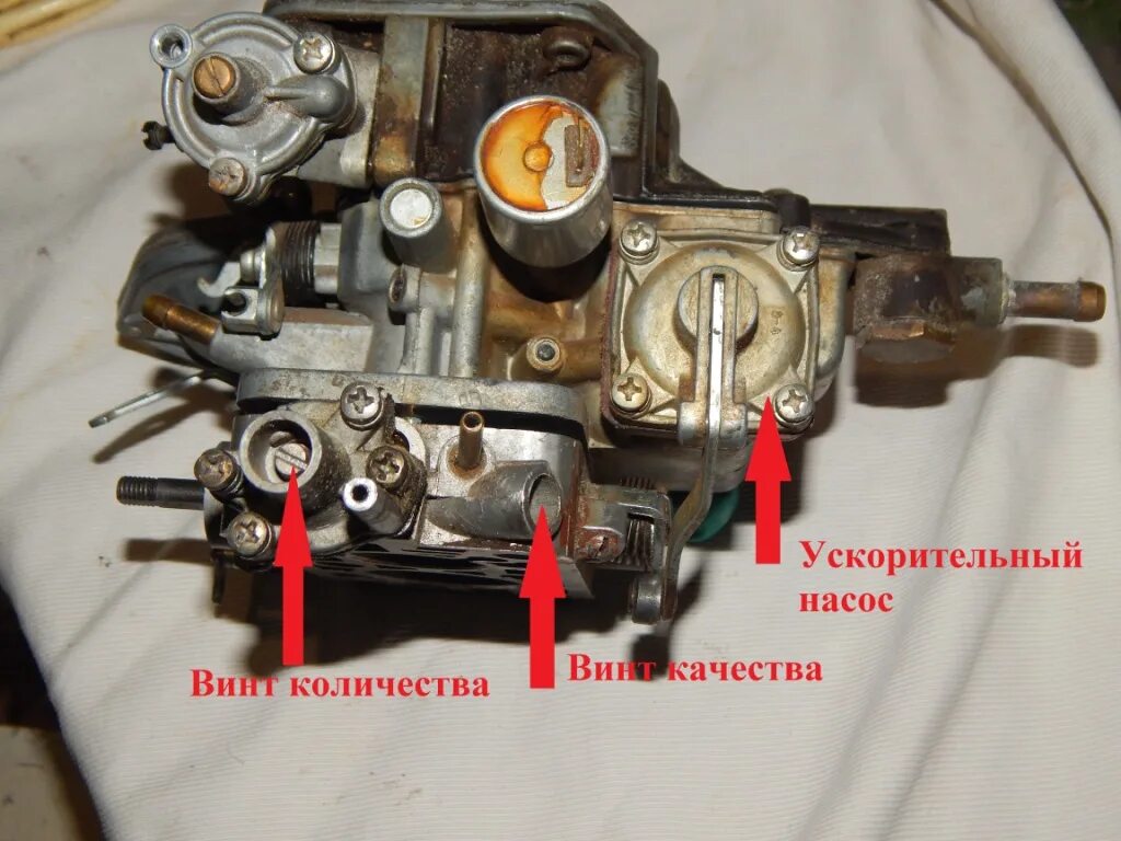 Регулировка холостого хода карбюратора ваз 2107. Карбюратор ВАЗ 2101 регулировочные винты. Болт регулировки топлива на карбюраторе ВАЗ 2107. Винт смеси на карбюраторе ВАЗ 2107. Регулировочные винты карбюратора ВАЗ 2107.