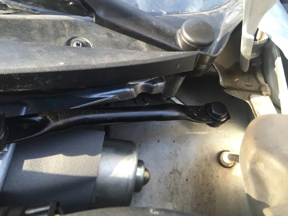Sct 9480 e39 щётки. Volkswagen bora 2002 дворники крепление. Слетела тяга дворника. Слетел дворник. Трапеция дворников almera n15.