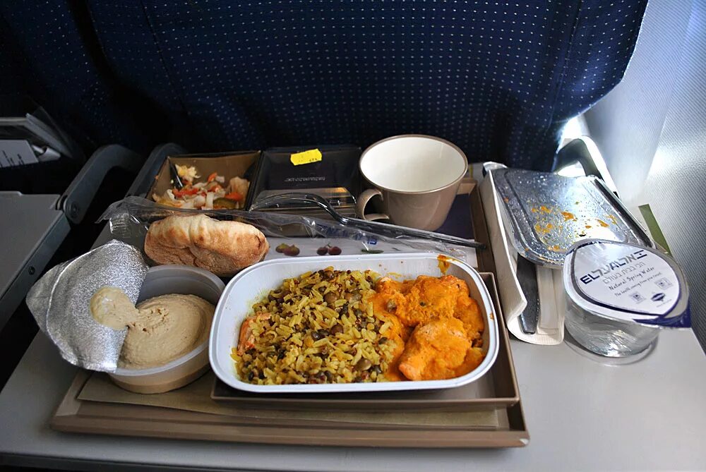 Самолете дают еду. Еда в самолете. Обед в самолете. Еда на борту самолета. Завтрак в самолете.