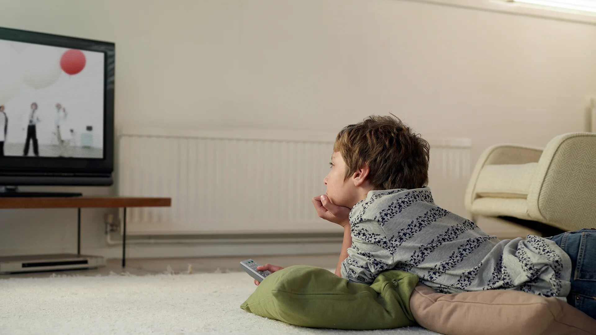 She don t watch tv. Телевизор для детей. Мальчик у телевизора. Мальчик перед телевизором. Подросток и телевизор.