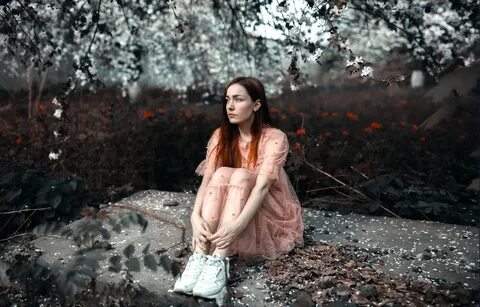 Девушка в саду дзен