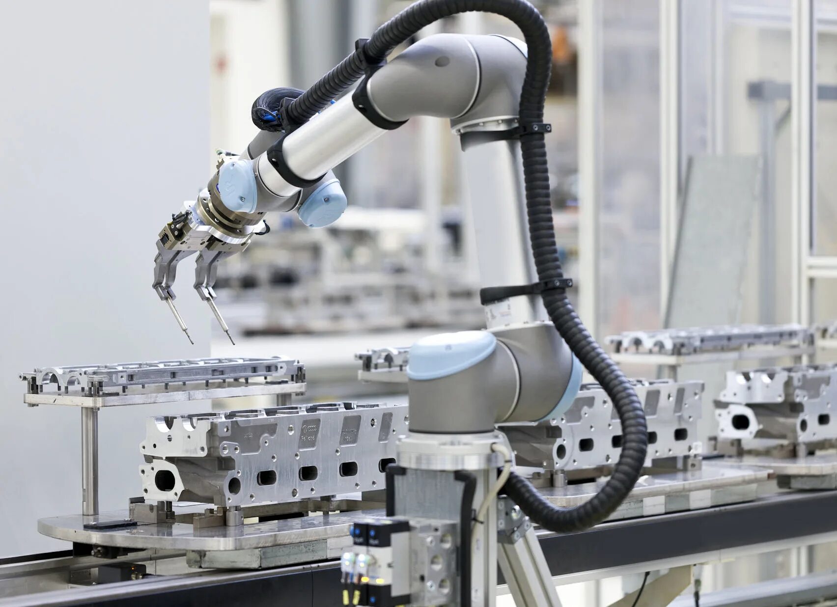 Робот ur10 Tig. Промышленные роботы. Роботы на производстве. Робототехника в машиностроении. Изготовление робота