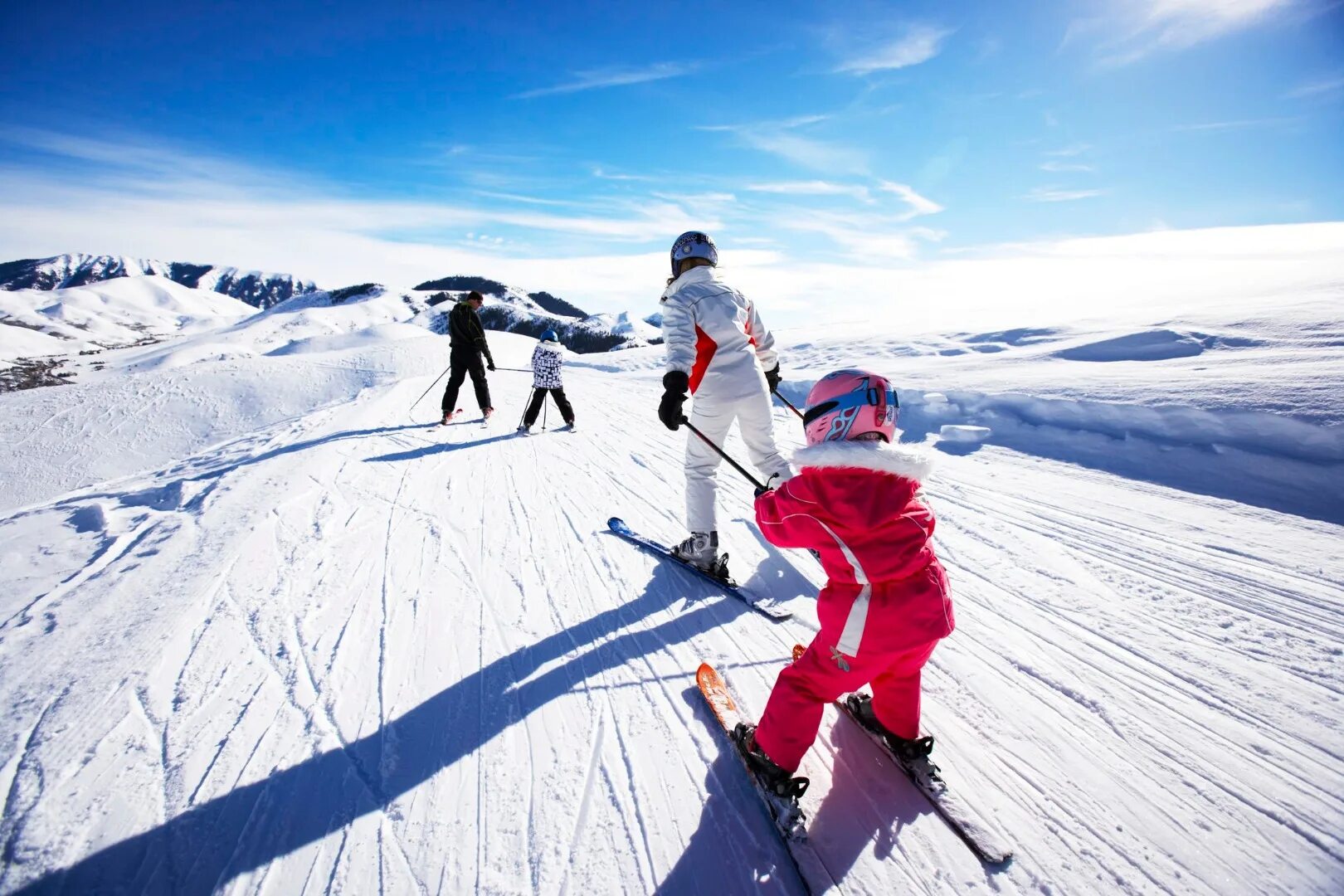 Горные лыжи. Зимний спорт. Катание на лыжах. Зима лыжи. Семья лыжников