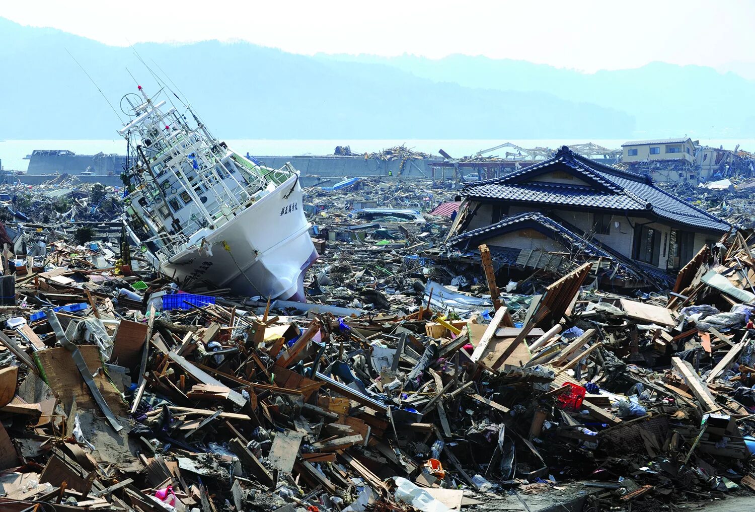 Tsunami natural disaster. ЦУНАМИ В Японии в 2011. ЦУНАМИ ЦУНАМИ В Японии 2011. ЦУНАМИ Фукусима 2011. ЦУНАМИ Япония 2011 землетрясение и ЦУНАМИ В Японии 2011.