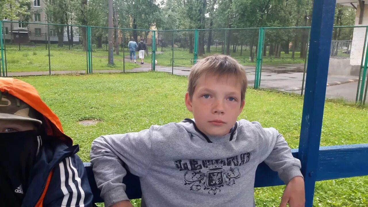 Форрест гамп молодой. Парень школьник. Подросток с телефоном. Юные мальчики видео школьники. Юные мальчики видео школьники.