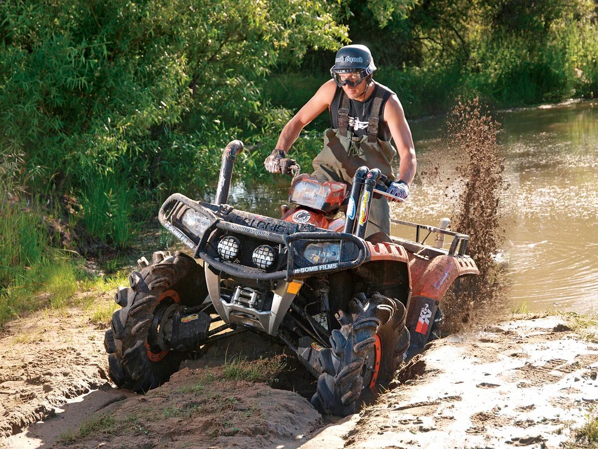 Можно ездить на квадроцикле по дорогам. Квадроцикл Mud off Road. Квадрики БРП грязь. Квадроцикл в грязи Полярис. Mudding atv Polaris.