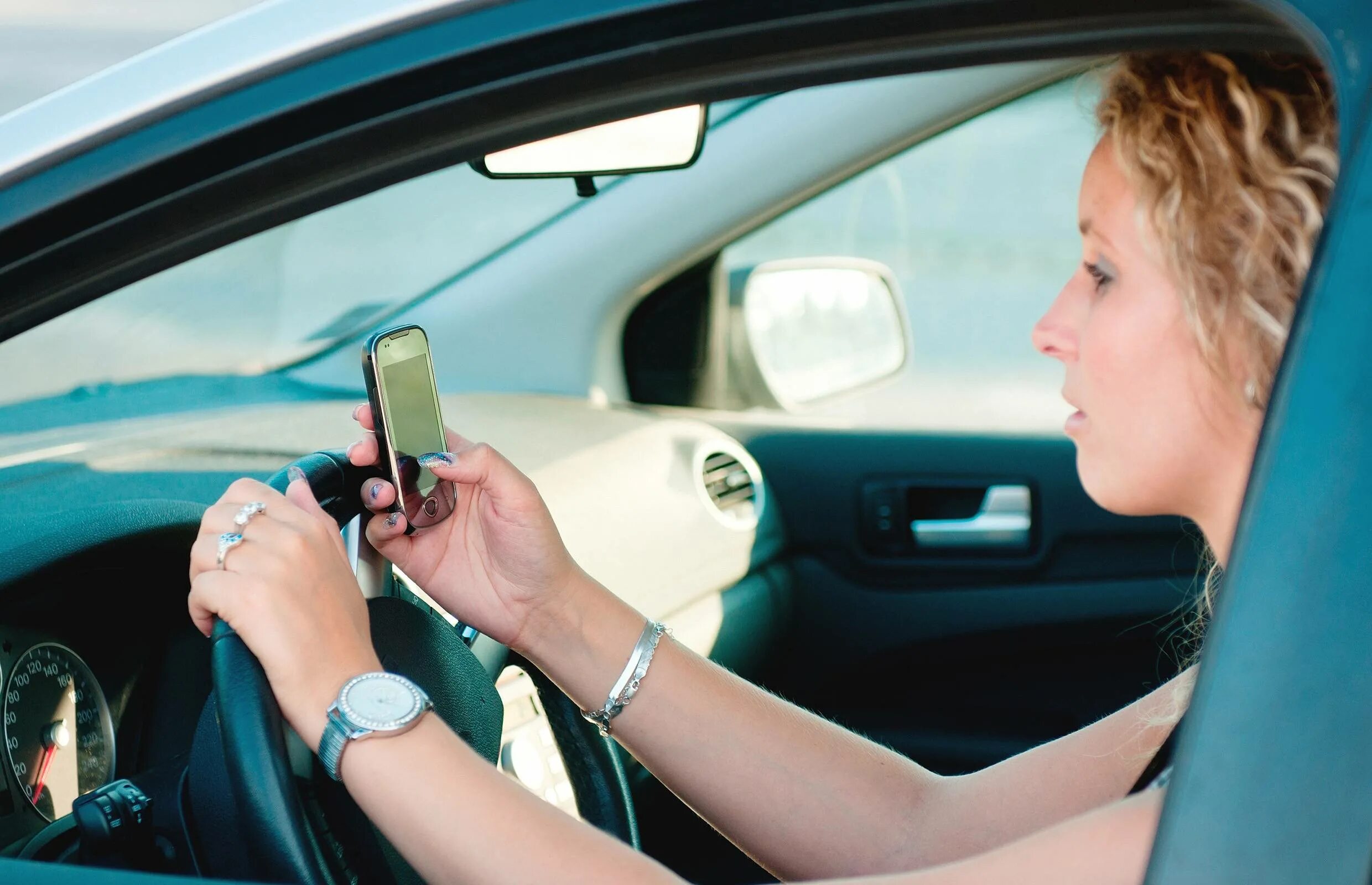 машины на телефон. водитель с телефоном. гарнитура в машину для телефона. водитель. мобильник за рулем.