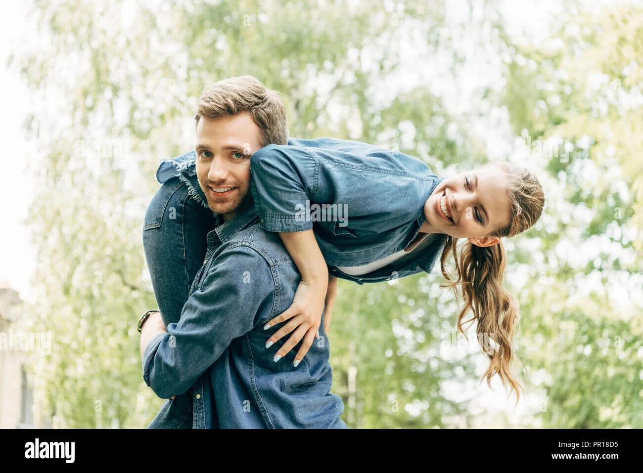 Несет женщину на плече. Парень несет девушку через плечо. Женщина несет мужчину. Нести девушку на плечах. Несет девушку на плече.