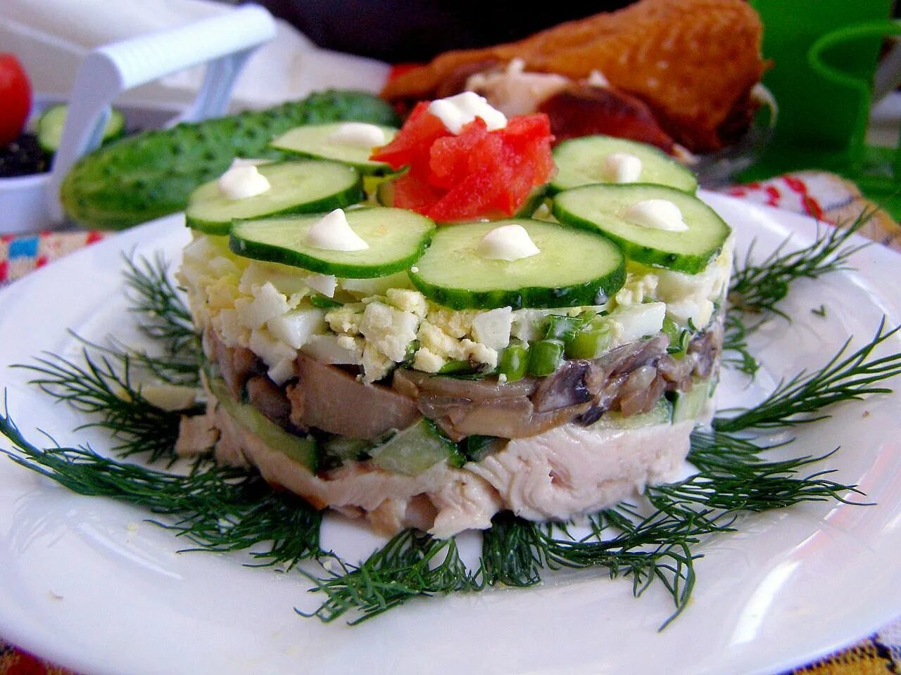 Салат с копчёной курицей и грибами. Салат с копчёной куричей и грибами. Салат с копчёной курицей и грибами жареными. Салат подарок с копченой курицей. Салат с шампиньонами и огурцами свежими