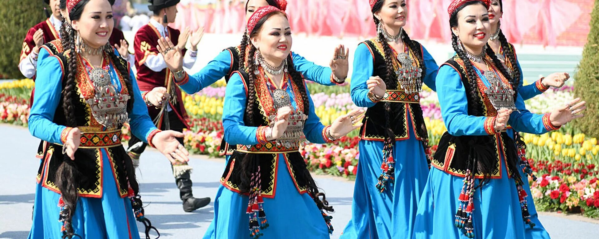 Когда навруз в 2024 в узбекистане. Lazgi Xorazm. Узбекский национальный костюм Хорезм. Национальные танцы Узбекистана. Узбекские национальные танцы.