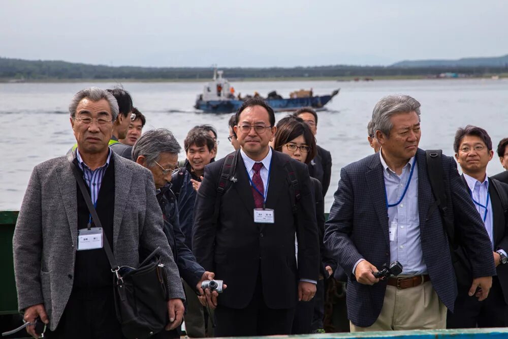 Флаг россии и японии. Делегация из японии курильские острова. Южные курилы чьи. Немуро (город). Россия и япония.