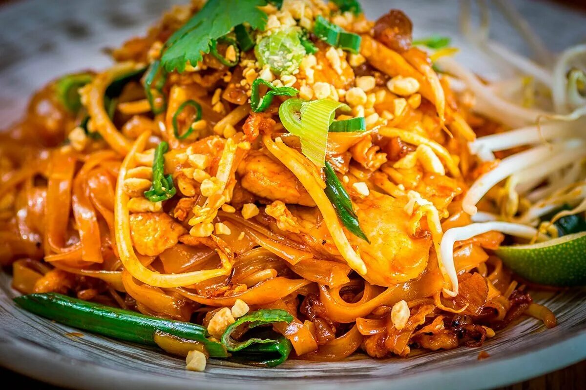 Тайская лапша пад-Тай. Пад Тай Таиланд. Pad Thai Noodles. Лапша пхат Тай Тайланд.