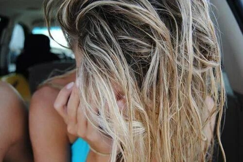 мелированные волосы со спины. девушка с русыми волосами на море. девушка с мелированными волосами со спины.