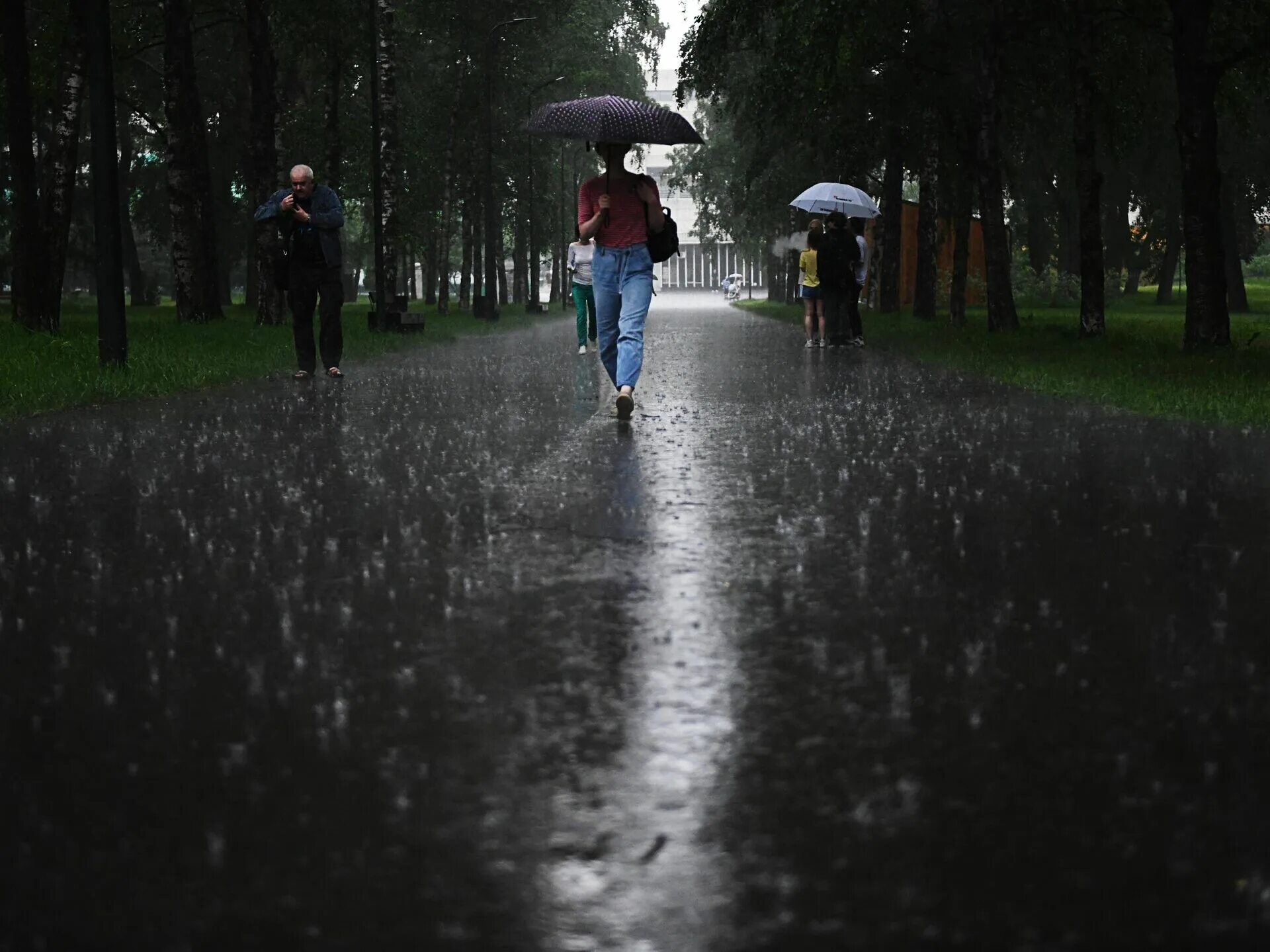 10 00 00 дождь. Ливень в Москве 05.07.2022. Москва 26 июля ливень. Дождь в Москве. Дождливый дождь в Москве.