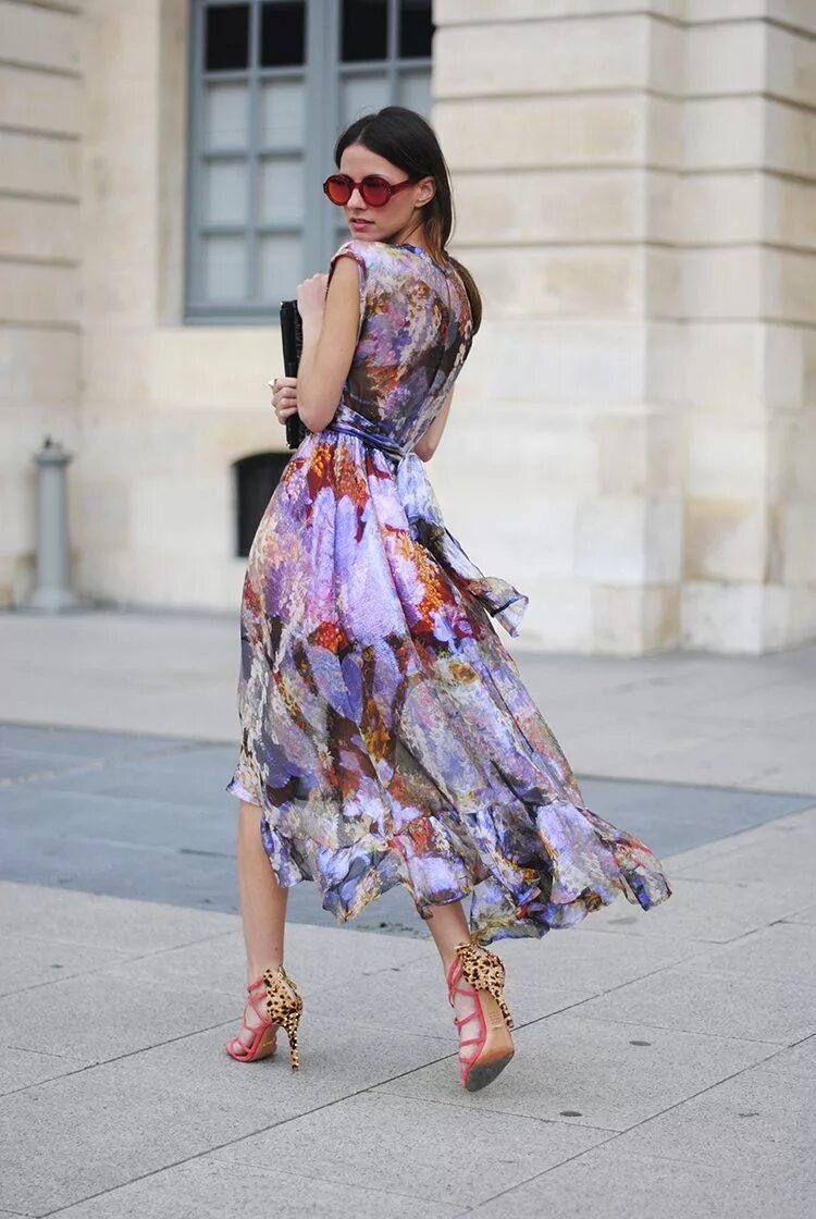 Платье миди 2022 street style. С чем носить шифоновое. Платье с цветочным принтом. Джинсовка с шифоновым платьем. Шифоновое платье с кроссовками.