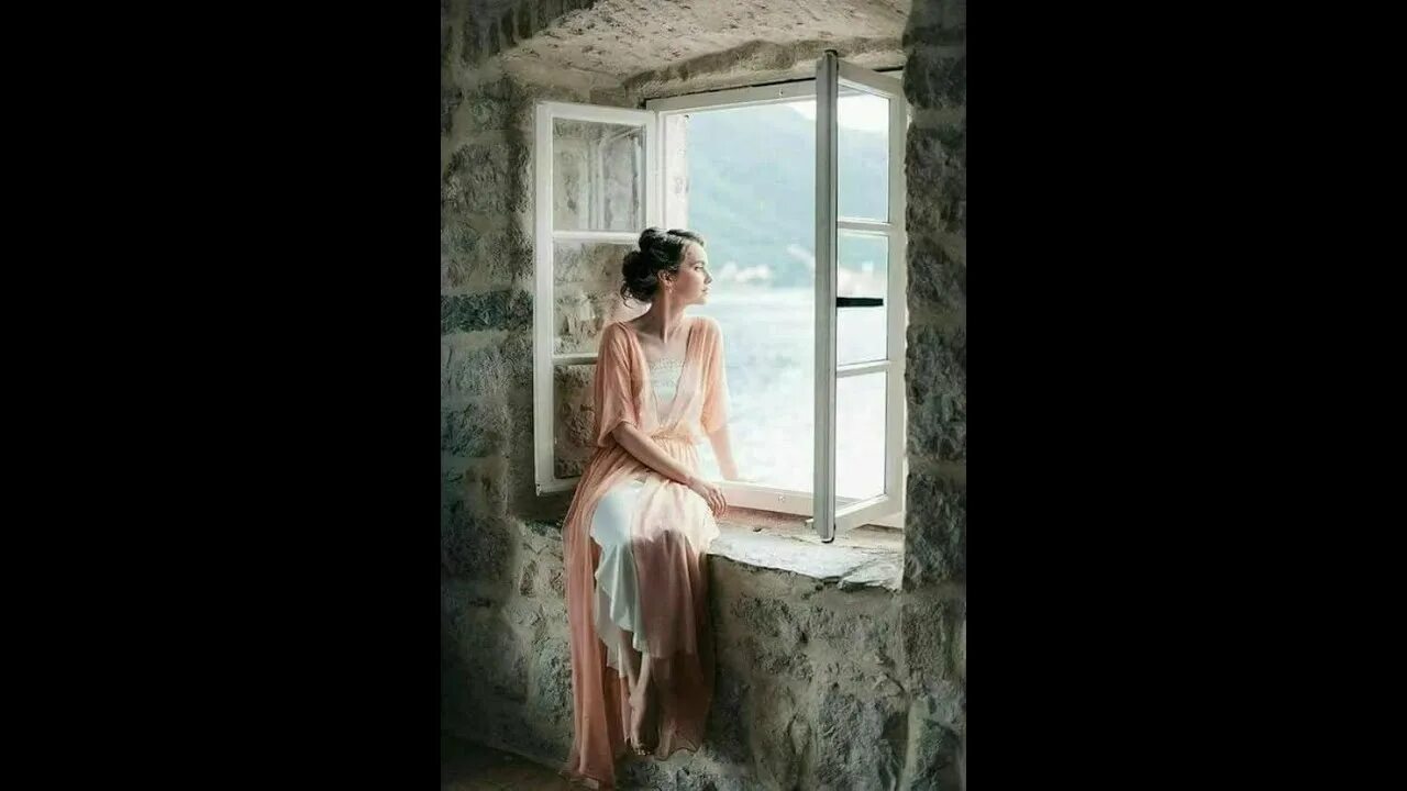 Эта женщина в окне. Романс эта женщина в окне. Эта женщина в окне в платье розового. Эта женщина в окне в платье розового цвета.