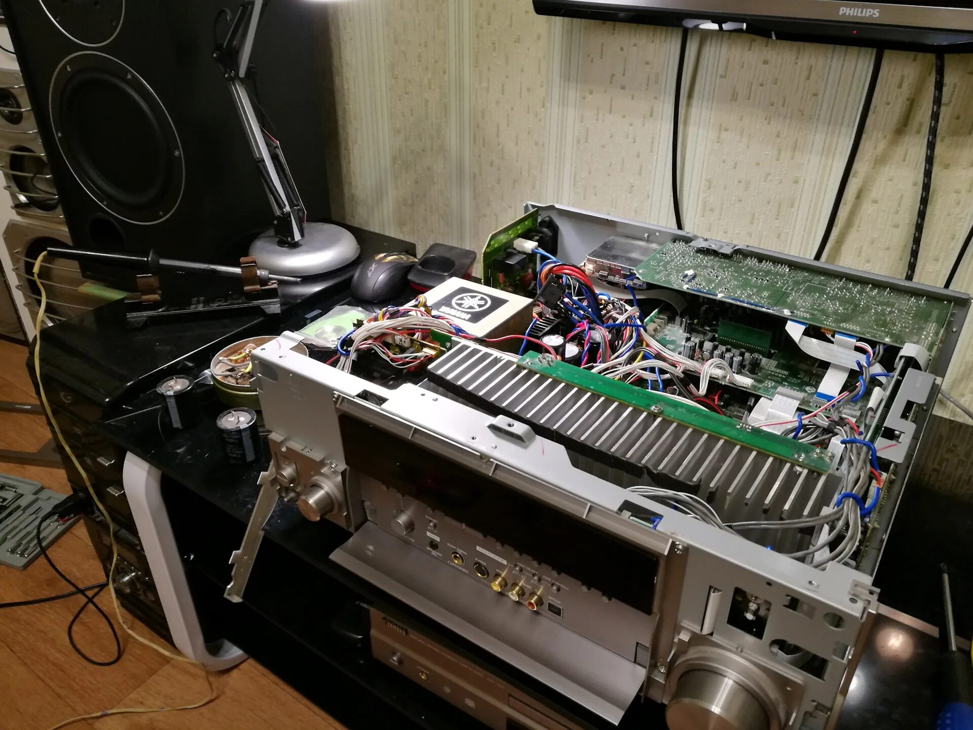 Yamaha dsr115. Студийный монитор yamaha hs8. Колонки ямаха дерево. Yamaha cl5 цифровой микшерный пульт. Yamaha cl 5043.