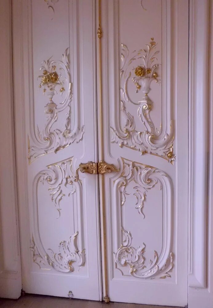 Двери эрмитаж. Двери шарль булл эрмитаж. Вид из окна эрмитажа. Дверь эрмитаж. Двери эрмитаж.